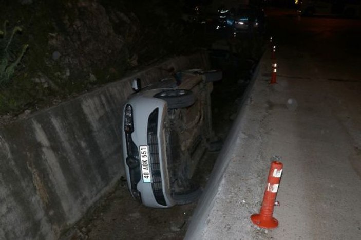 Fethiye’de otomobil kanala devrildi: 2 yaralı