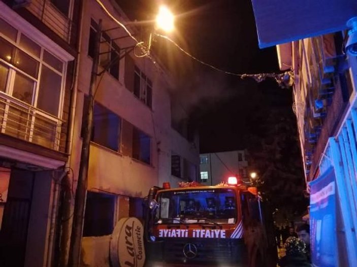 Silivri'de metruk bina alev alev yandı