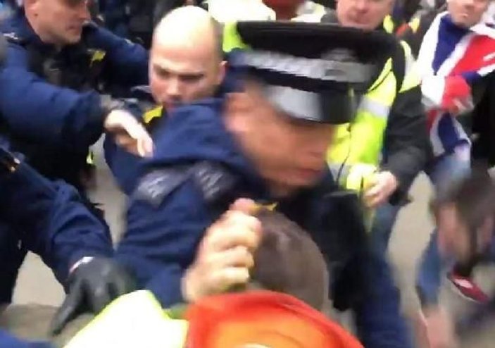 Londra'da Sarı Yelekliler'e polisin müdahalesi sert oldu