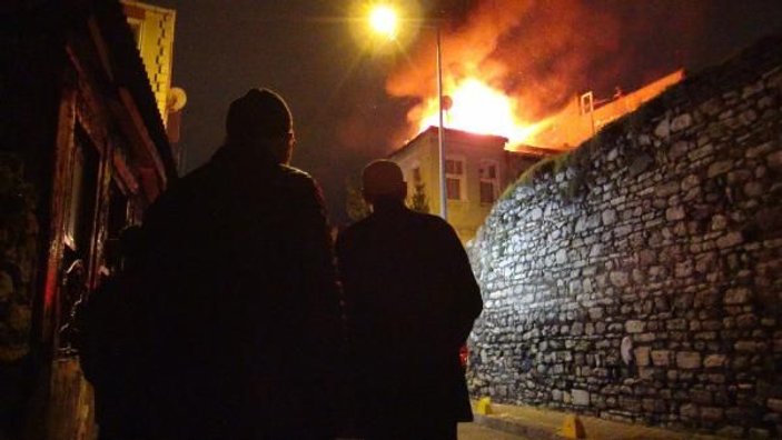 İstanbul Fatih'te 3 katlı binanın çatısı kül oldu