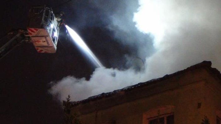 İstanbul Fatih'te 3 katlı binanın çatısı kül oldu
