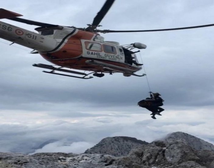 Antalya'da kayalıklarda mahsur kalan 3 kişi kurtarıldı