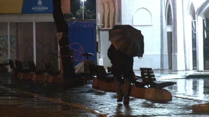 İstanbul’da fırtına etkisini gösteriyor