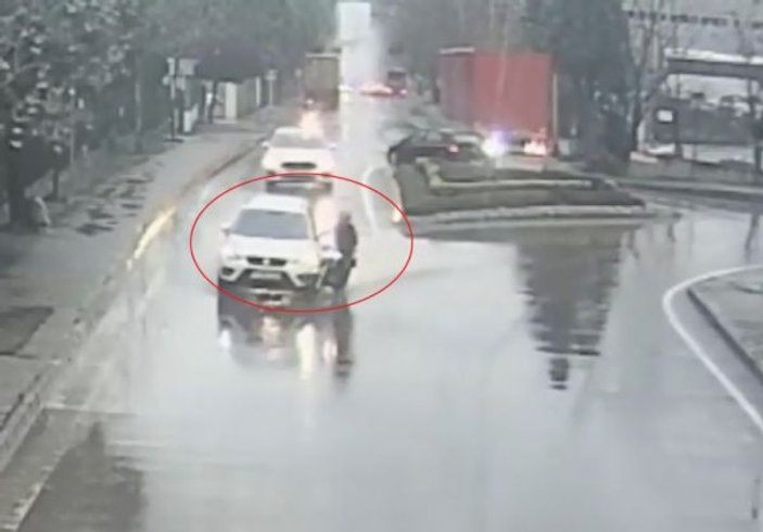 Yağmurlu havada motosiklet kazası kamerada