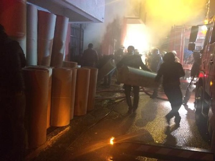 Ataşehir'de koli imalathanesinde yangın