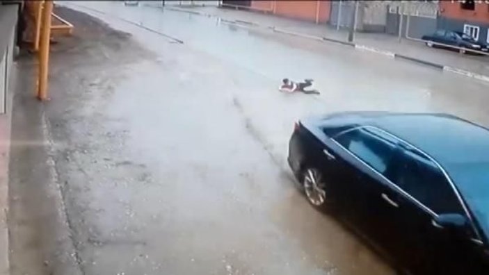 Rusya'da bir çocuğun kazadan saniyelerle kurtulduğu an