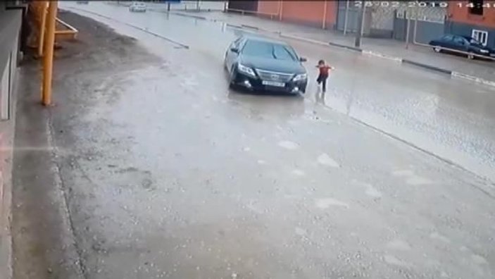 Rusya'da bir çocuğun kazadan saniyelerle kurtulduğu an