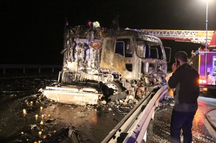 Mersin'de yanan tırın şoförü son anda kurtuldu
