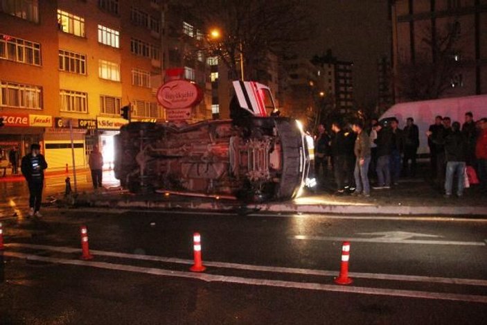 Ambulans ile polis aracı çarpıştı: 5 yaralı