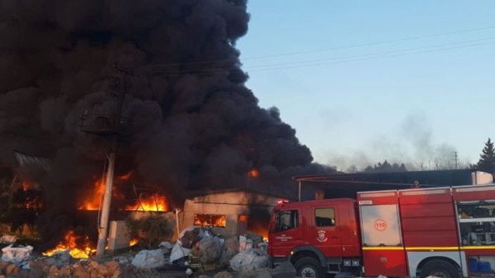 Plastik fabrikası alevlere teslim oldu