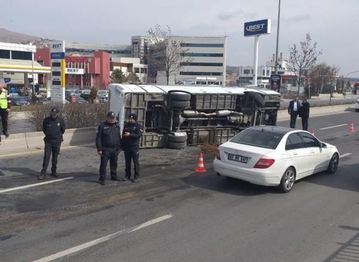 Ankara'da midibüs devrildi: 1 yaralı