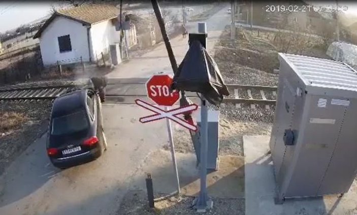 Trenle çarpışan sürücü saniye farkı ile ölümden döndü