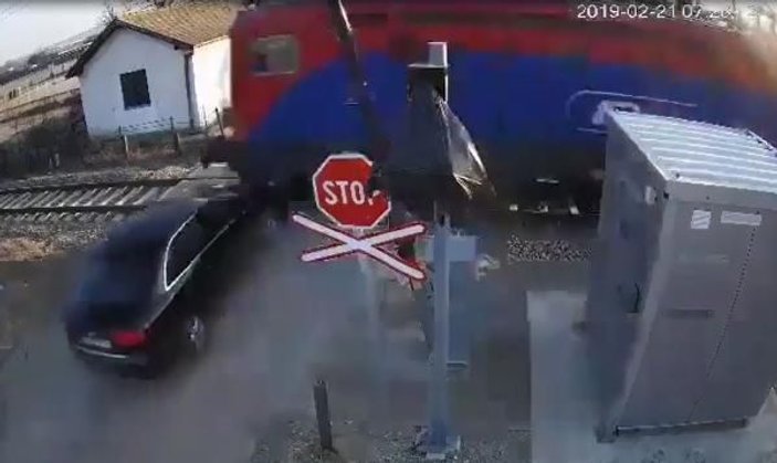Trenle çarpışan sürücü saniye farkı ile ölümden döndü