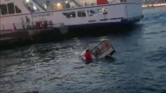 Eminönü'nde çocuk denize uçan araçtan kurtarıldı