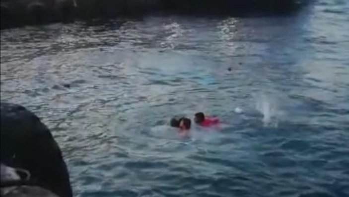 Eminönü'nde çocuk denize uçan araçtan kurtarıldı