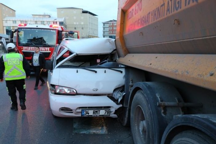 Minibüs hafriyat kamyonuna arkadan çarptı: 1 yaralı