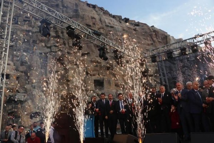 Türkiye'nin en büyük yapay şelalesi Denizli'de açıldı