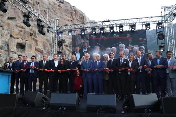 Türkiye'nin en büyük yapay şelalesi Denizli'de açıldı