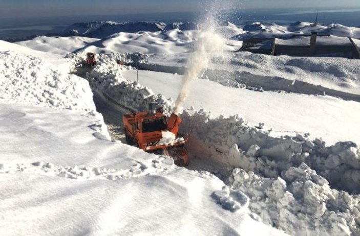Turistler için 10 metrelik karla mücadele