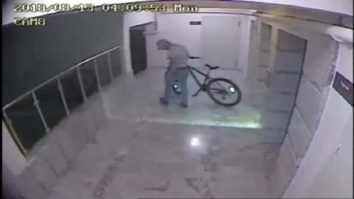 Bisiklet hırsızı önce kameraya sonra polise yakalandı