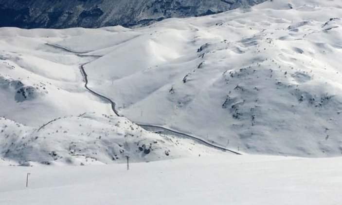 Turistler için 10 metrelik karla mücadele