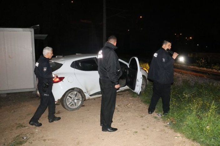 Adana'da ehliyetsiz sürücü polisi peşinden sürükledi