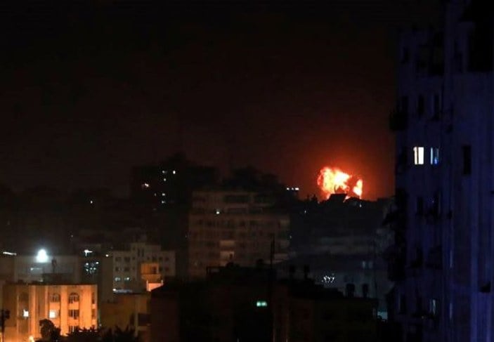 İsrail, Gazze şeridinde 100 noktaya saldırdı