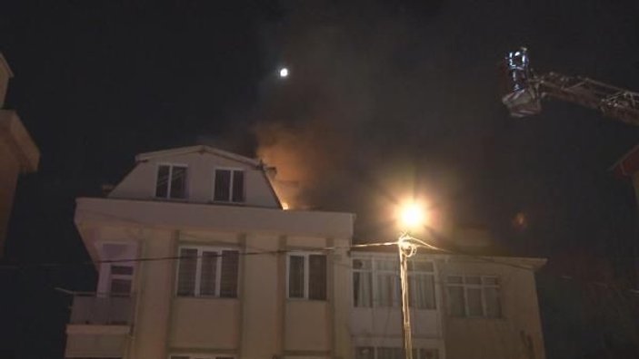 Kartal'da çatı katındaki daire alev alev yandı