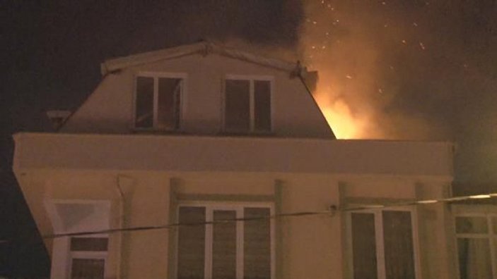 Kartal'da çatı katındaki daire alev alev yandı