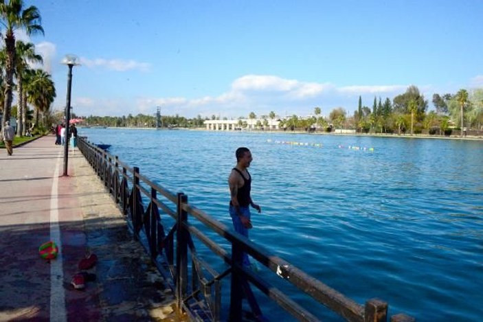 Adanalılar Seyhan Nehri'nde serinledi