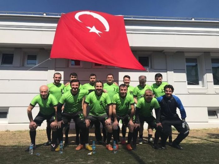 72 yaşında futbolcu performansıyla gençlere taş çıkartıyor