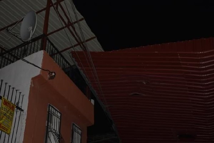 İzmir'de fırtına, çatıları yerinden söktü