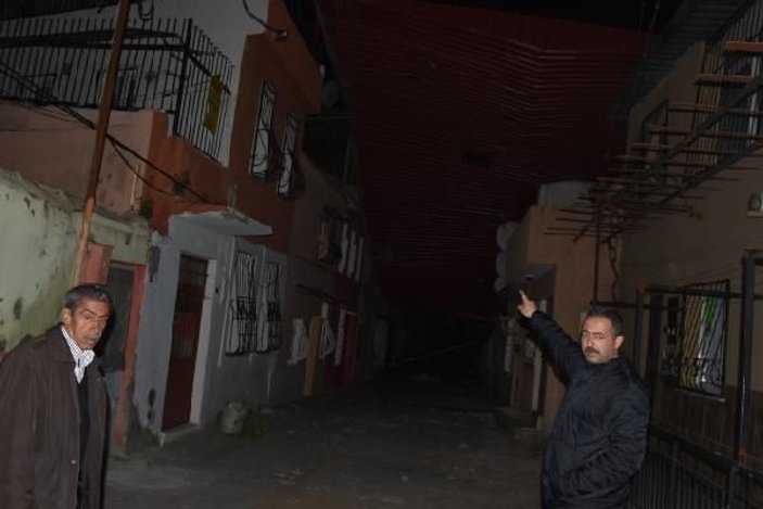 İzmir'de fırtına, çatıları yerinden söktü