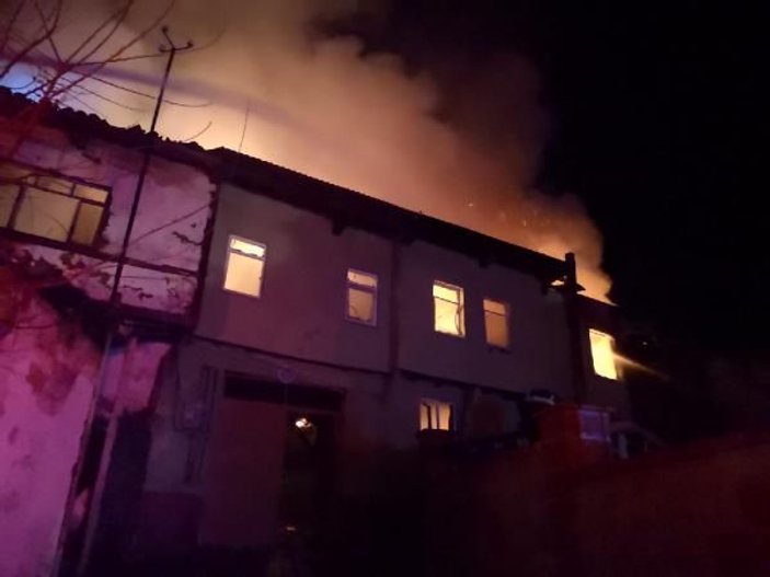 Bursa'da iki ev alev alev yandı