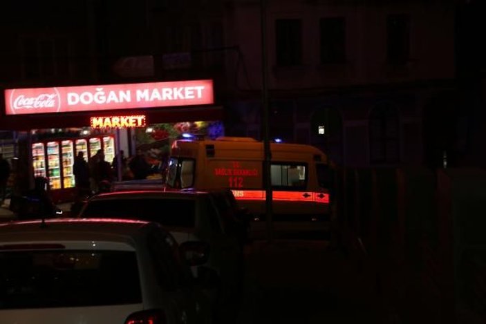 Taksim'de, duvardan düşerek ağır yaralandı