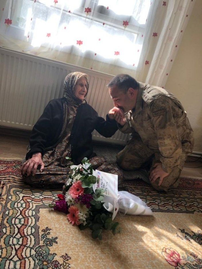 Jandarma 110 yaşındaki Sıdıka Nine'ye ziyaret