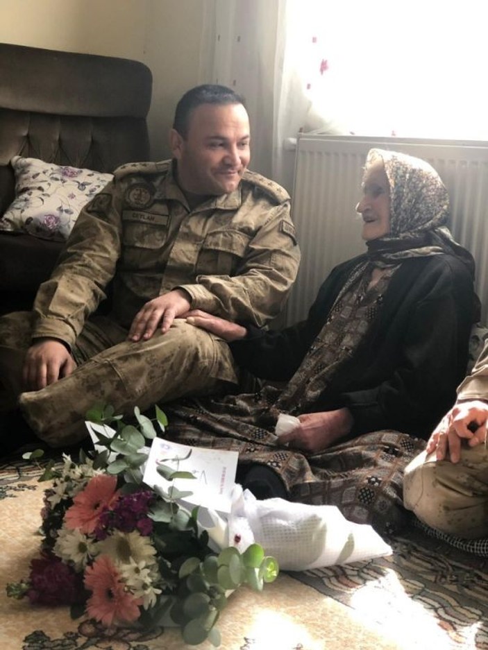 Jandarma 110 yaşındaki Sıdıka Nine'ye ziyaret