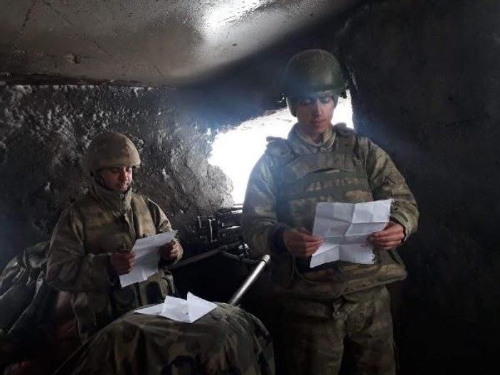 Askerlerden öğrencilerin mektubuna görüntülü cevap