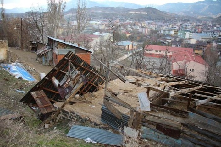 Erzurum'da hortum çatıları uçurdu