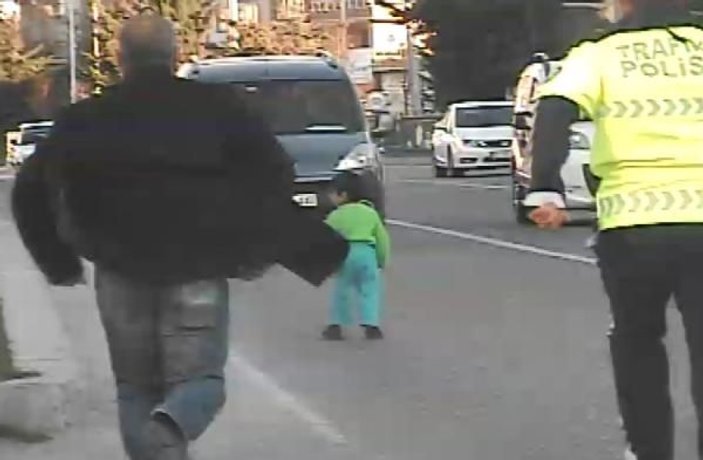 Trafiğin ortasına atlayan küçük çocuk