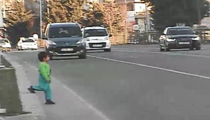 Trafiğin ortasına atlayan küçük çocuk