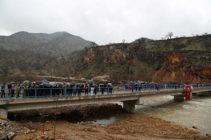 Köylünün 60 yıllık köprü hayalini Vali Sonel gerçekleştirdi