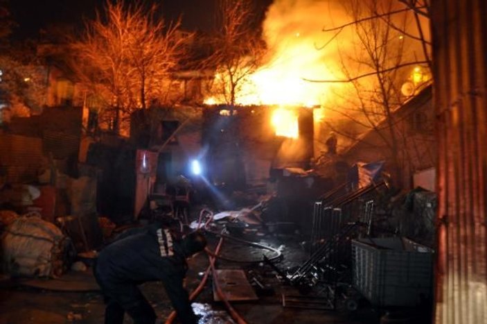 Ankara'da hurda deposu alev alev yandı