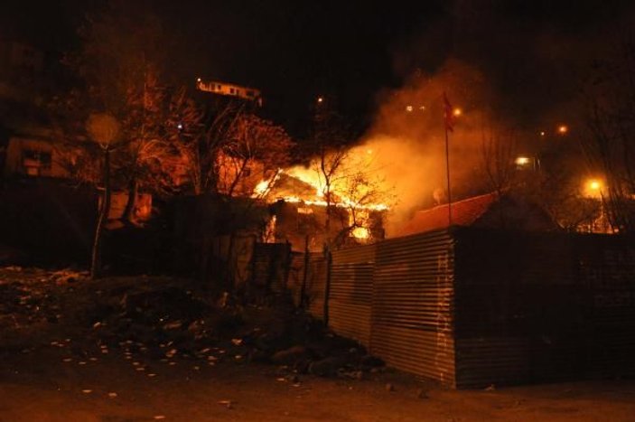 Ankara'da hurda deposu alev alev yandı