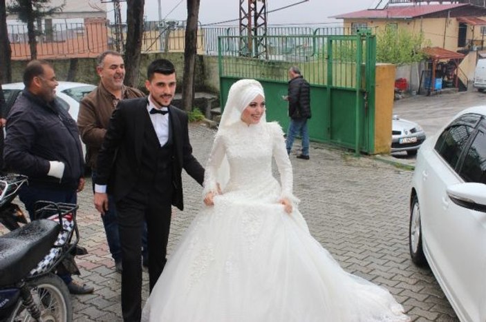 Gelin ve damat salondan önce sandığa gitti