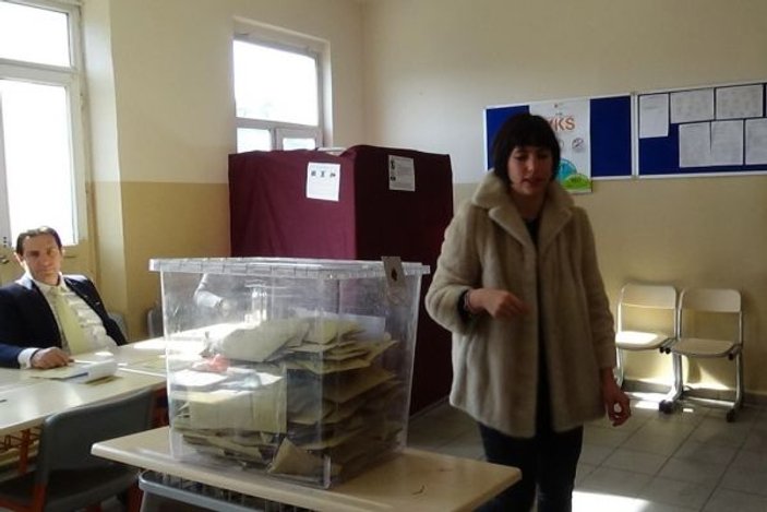 Hülya Avşar, oy mührünü kabinde unuttu
