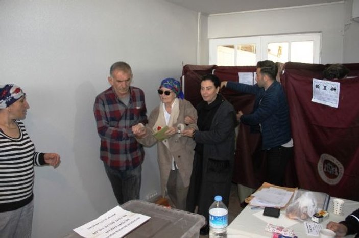Fatma Girik hasta yatağından kalkıp oy kullandı