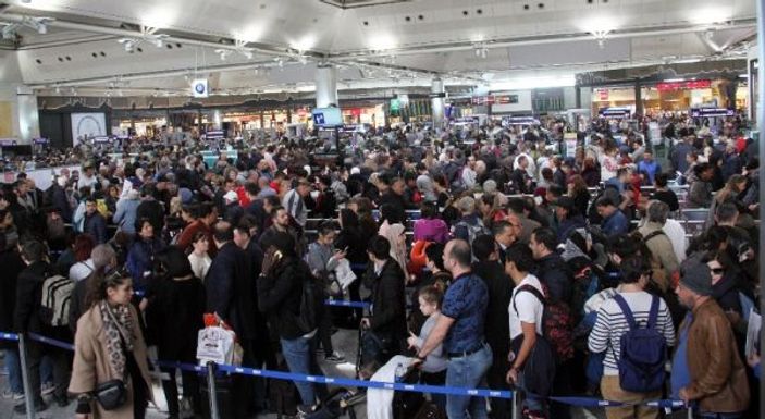 Atatürk Havalimanı seçim günü doldu taştı