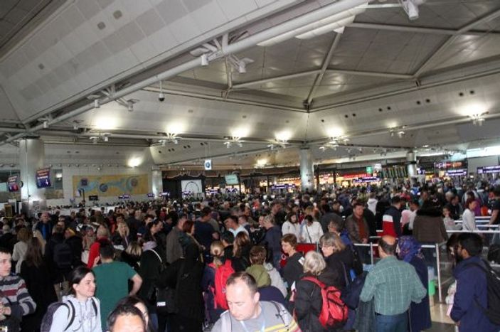 Atatürk Havalimanı seçim günü doldu taştı