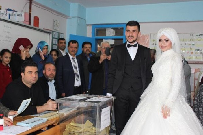 Gelin ve damat salondan önce sandığa gitti